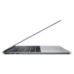 MacBook Pro 13", visto lateralmente semi chiuso