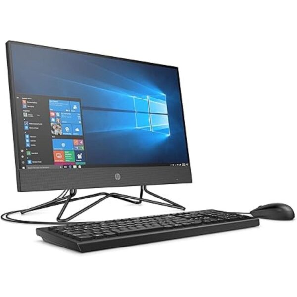 HP 200 G4 22 All-in-Onefronte leggermente girato da iun lato acceso con tastiera e mouse cablati