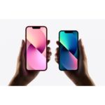 Apple iPhone 13 Mini 128GB, due mani che tengono due prodotti con display di fantasia diversa